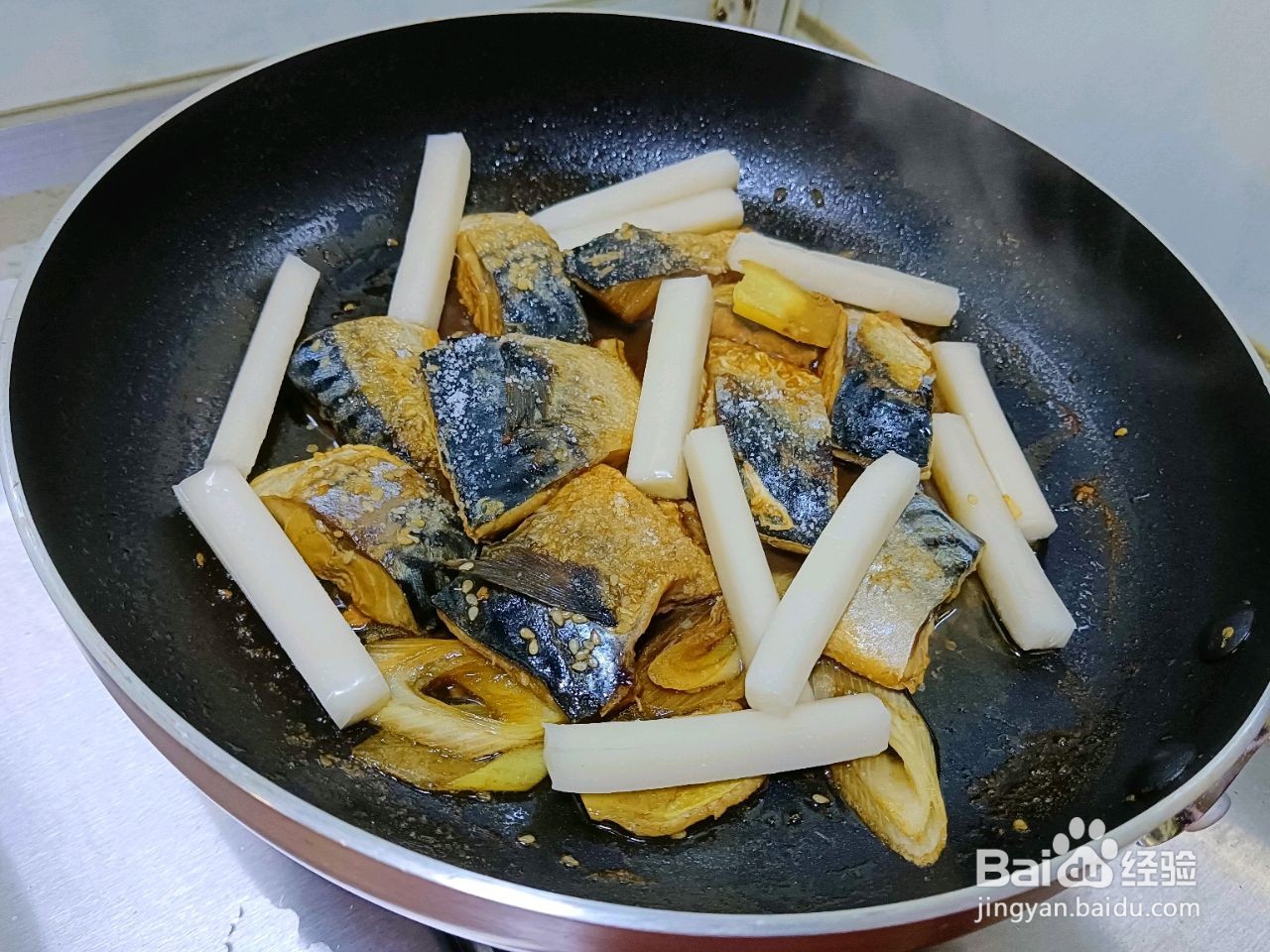 青花鱼焖年糕的做法