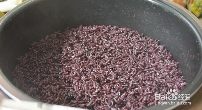 简单做有胃口的紫米肉松饭团