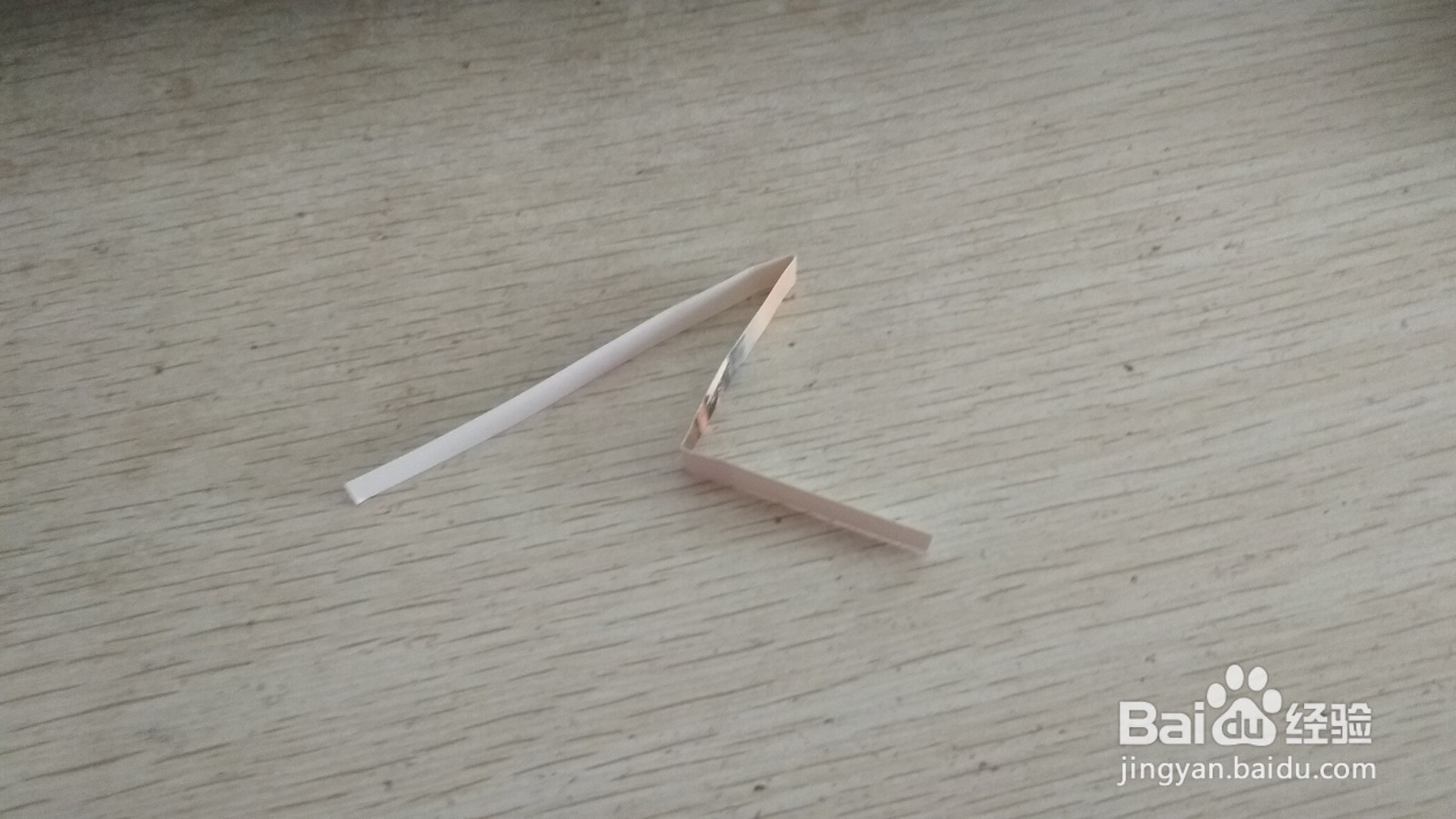 如何用一个细长的硬卡纸做简易的钢笔的支架