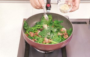 美味的培根爆炒菠菜