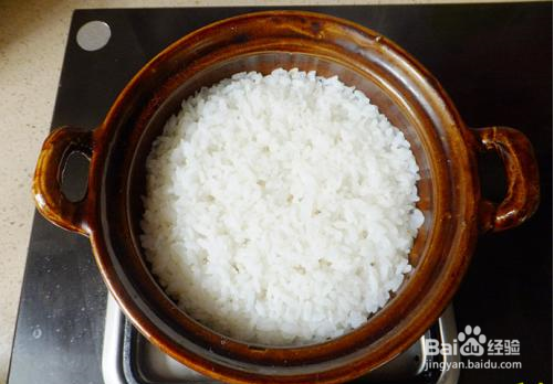 美味早餐之煲仔煎蛋叉烧饭