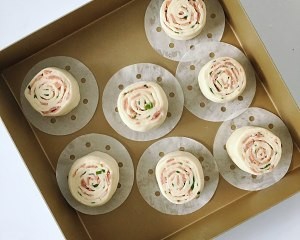 简单美味的葱香培根手撕馒头卷