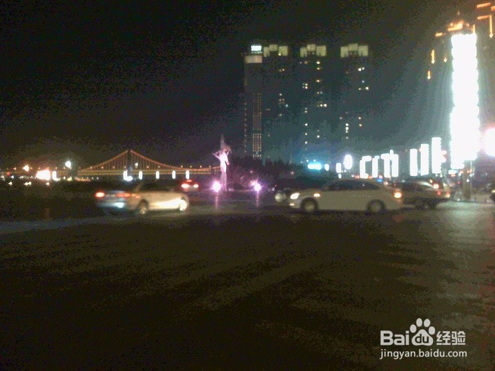 老年人怎样用智能手机在夜间拍行驶车辆的画面