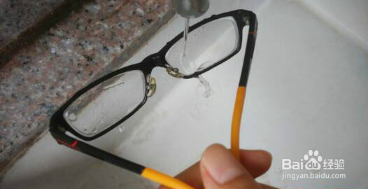 <b>如何有效地清洗眼镜片</b>