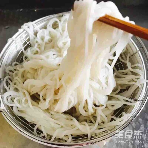 腊肠炒米粉的做法