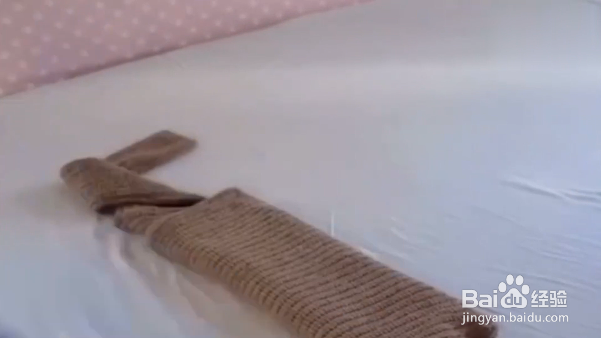 如何将衣服叠成一本书？