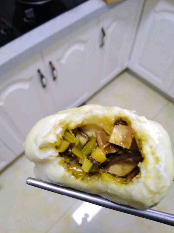 腌菜干子肉丁包子