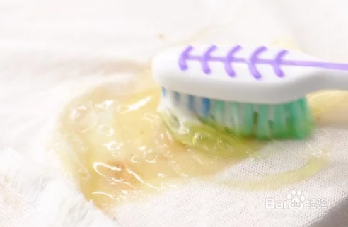 如何去除衣物上的油脂或油渍？