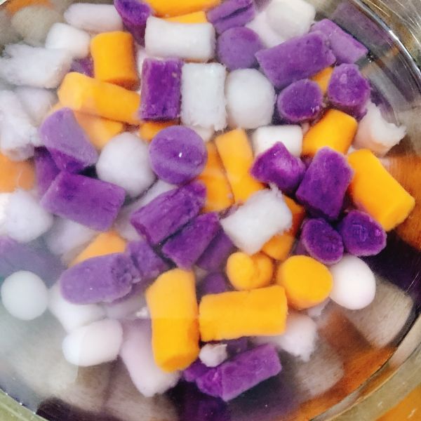 夏日甜点三色芋圆红豆椰奶