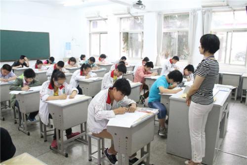 上海的大学生大一的时候是不是还可以考到别的大学这种考生要具备什么条件难考吗