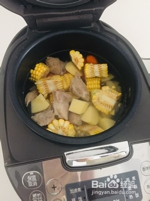 食补养生电饭煲玉米排骨汤的做法