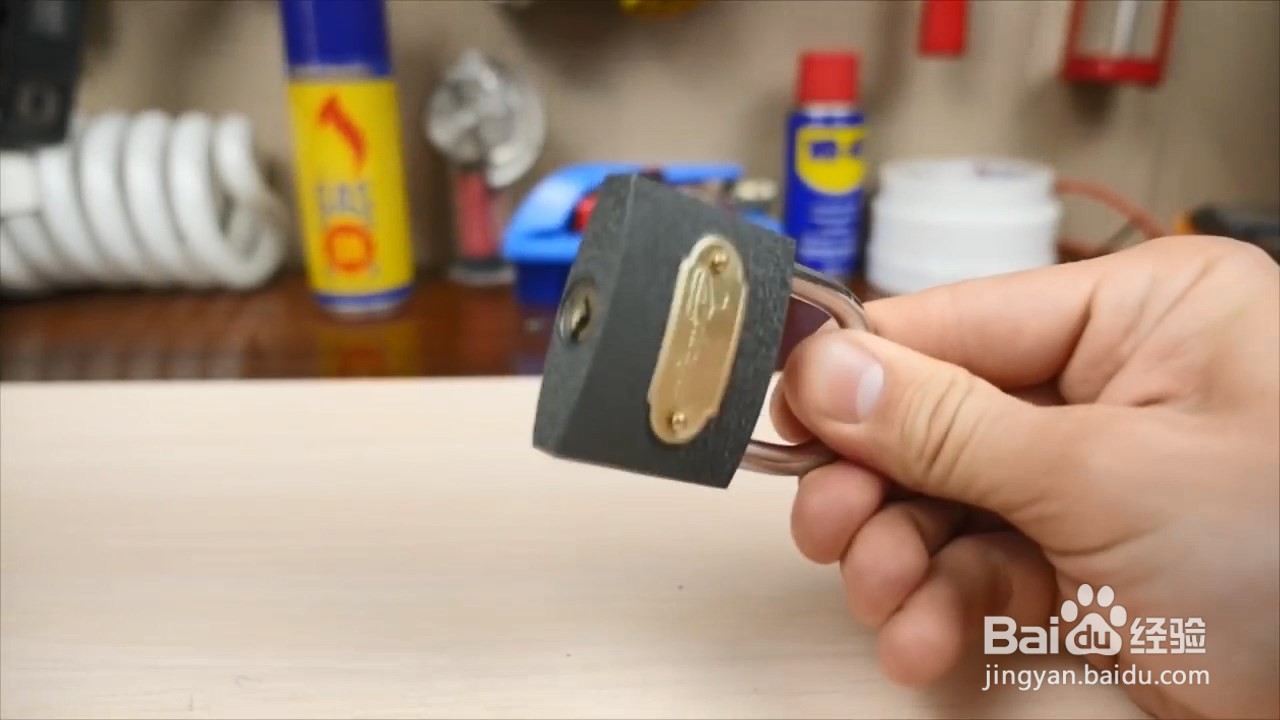 钥匙断在锁里面了怎么办不要慌，教你一招！