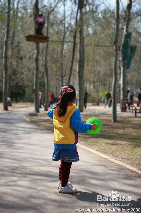 朝阳公园寻春的小孩
