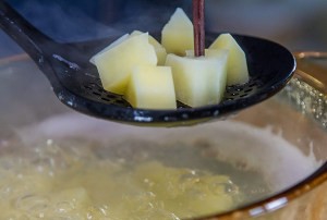 教大家做海鲜土豆沙拉