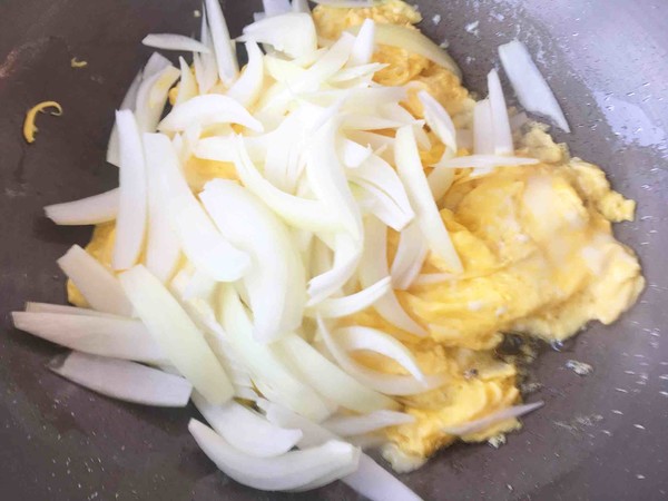 洋葱炒蛋的做法