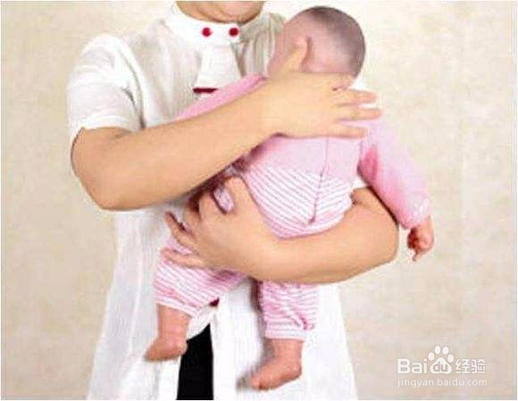 中国传统育儿的不良陋习(嚼食喂孩子丨刮胎毛等)