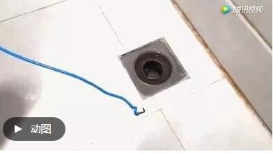 下水道堵了,她随手丢进两块药片就疏通了!