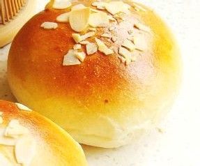 继续玩面包哦——杏仁豆沙小面包