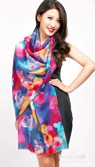 出行搭配羊毛彩色围脖 让你的美丽完美无缺