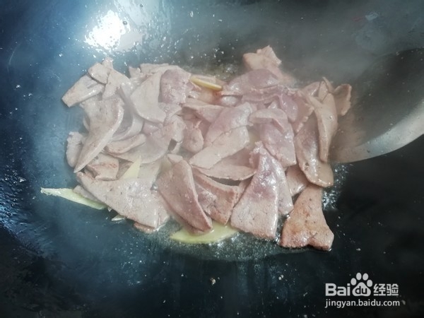胡萝卜炒猪肝的步骤