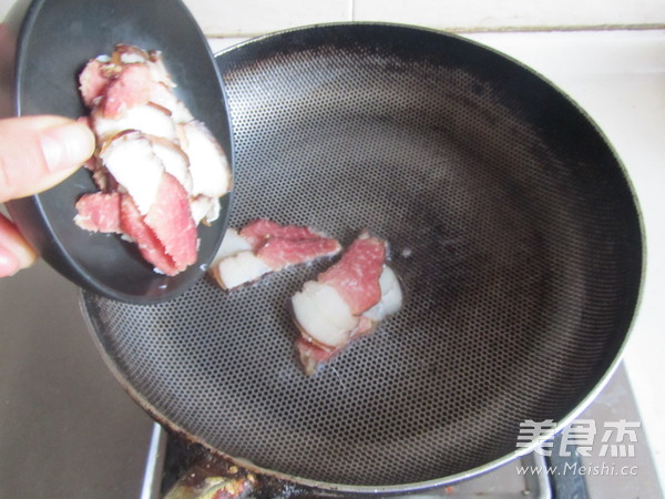腊肉炒泥蒿的做法