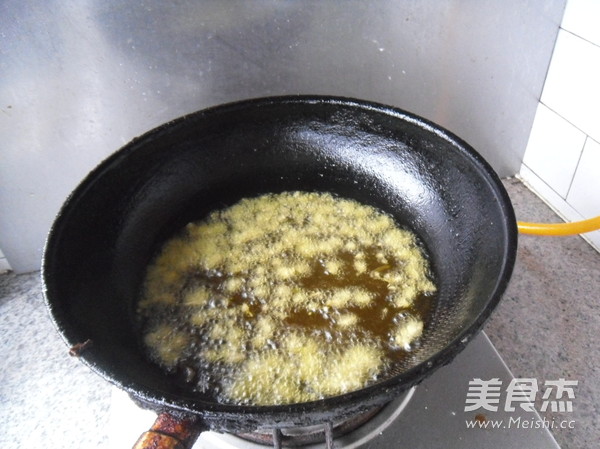 金蒜鸡翅的做法
