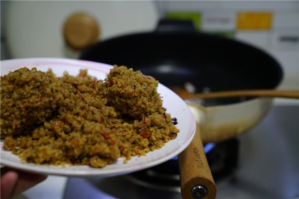 肉丁榨辣椒盖饭