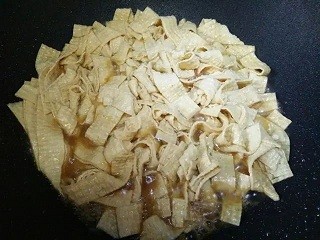 韭菜炒厚豆腐皮怎么做？