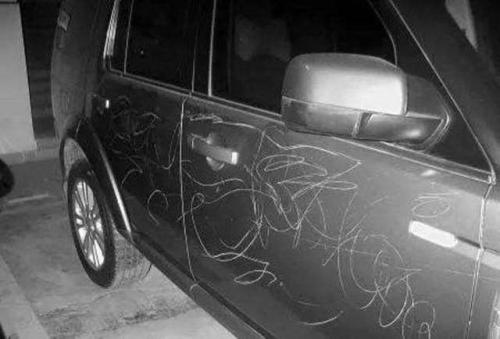 我的车停在自家的小区已经交过停车费的自己的车位上，被严重划伤，物业公司拒绝赔偿。怎么办？告他的依据