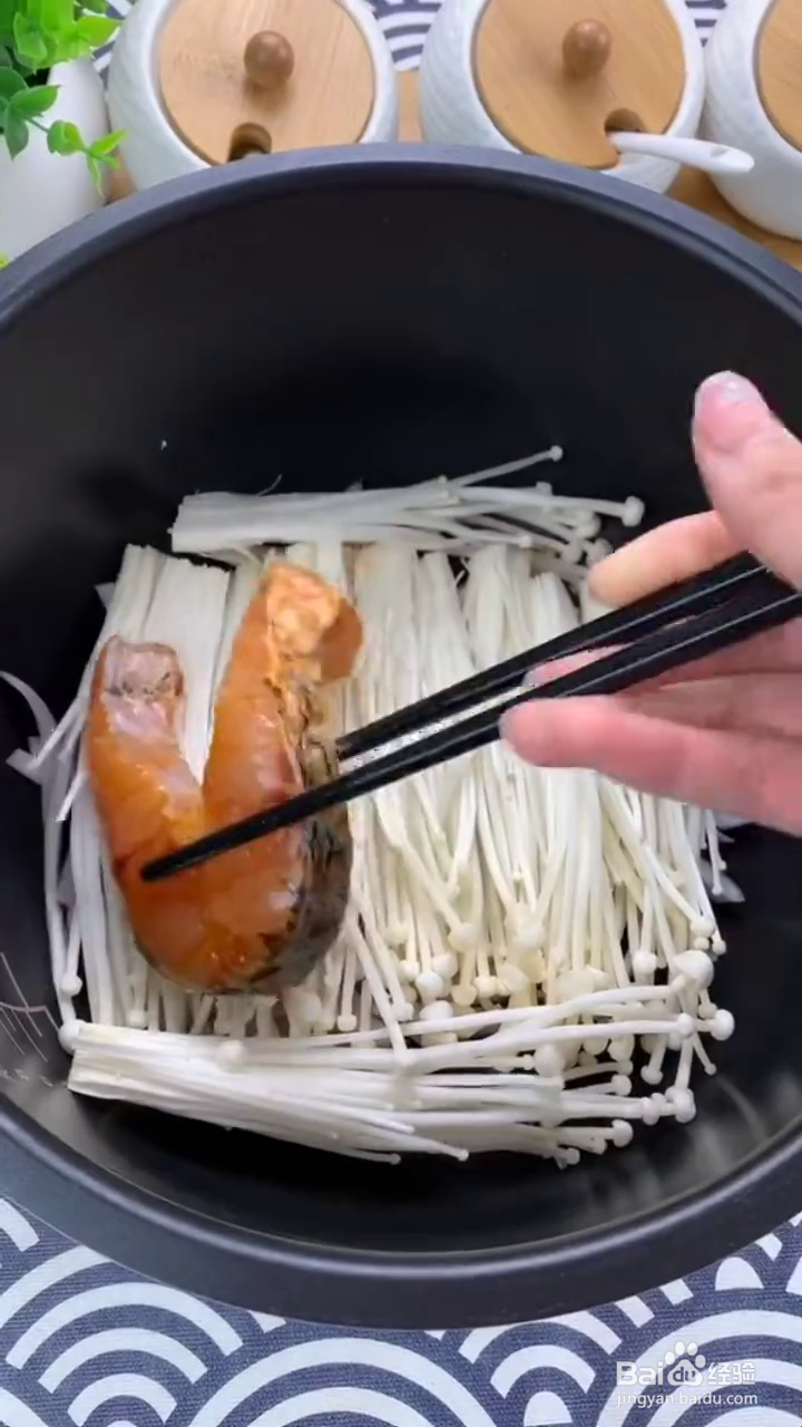 如何制作美味的电饭煲草鱼?