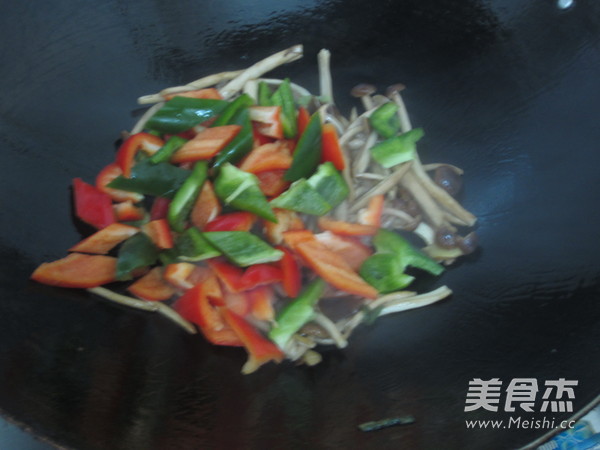 双椒炒茶树菇