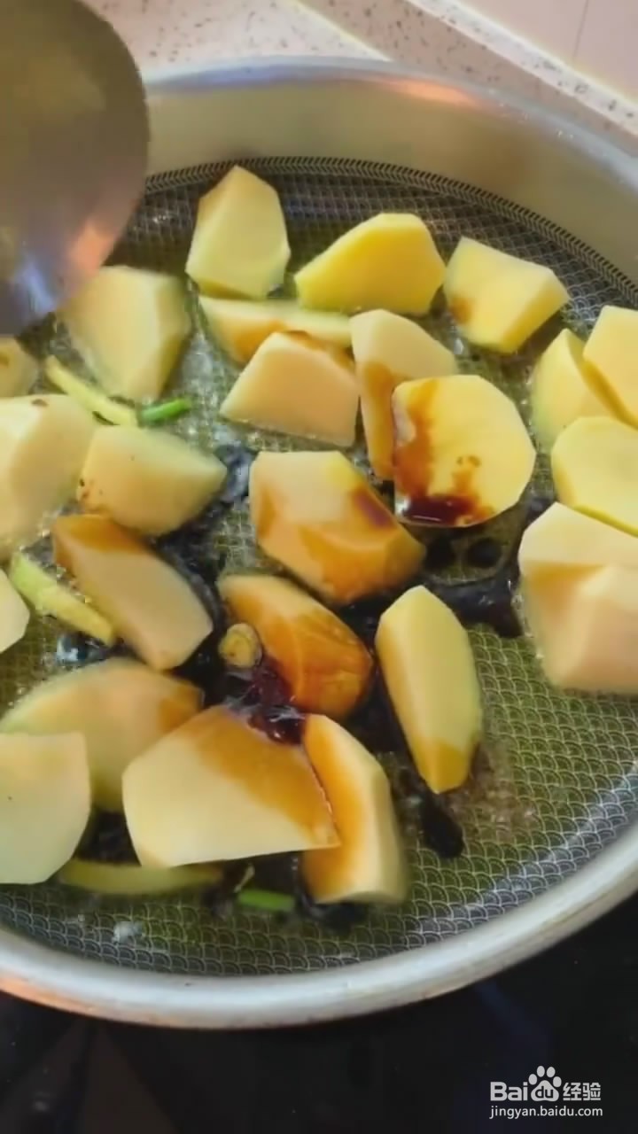 如何制作土豆焖猪蹄