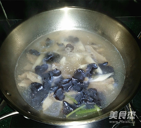 鸭翅尖山药木耳汤