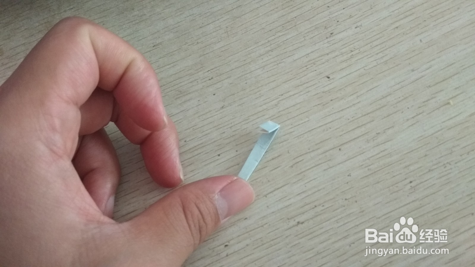 如何用一块长方形硬卡纸做三支中性笔的简易支架
