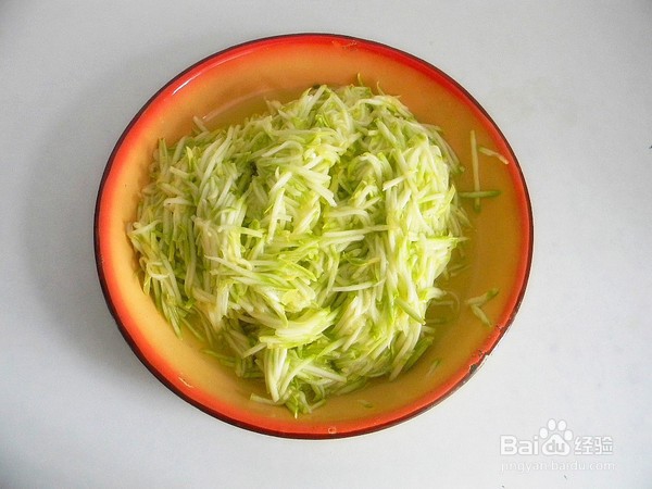 如何制作外筋里嫩的角瓜鸡蛋水煎饺