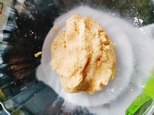 在家制作美味的澳门杏仁酥