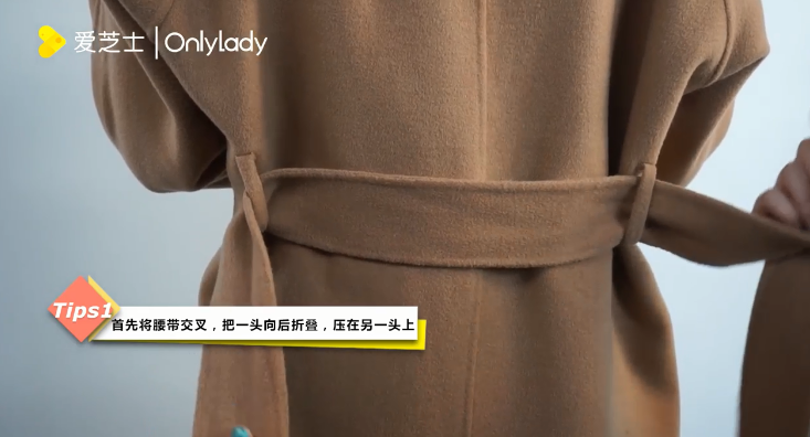 风衣腰带蝴蝶结怎么系