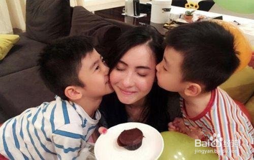 张柏芝教孩子打排球,据说谢母证实已与儿复合!