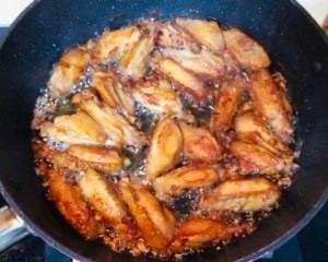 皮脆肉嫩的蒜香鸡翅