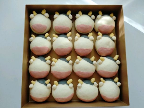 丑萌奶牛豆沙面包