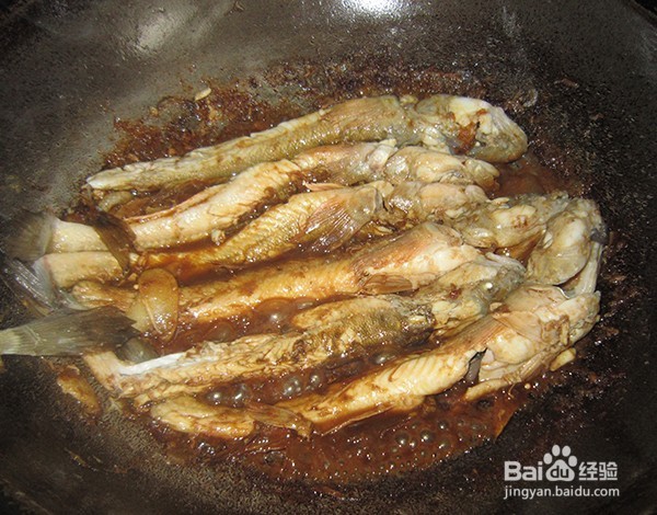 楞蹦鱼炖白菜豆腐的做法