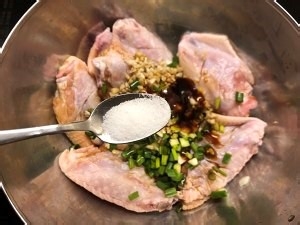 外脆里嫩的蒜香炸鸡翅