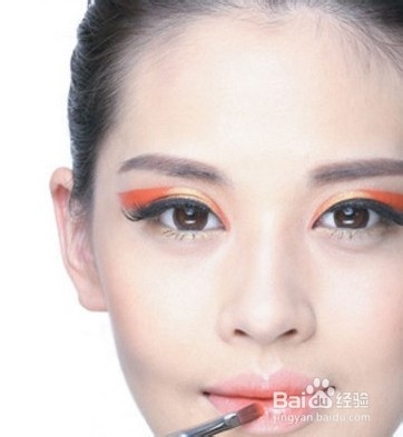 唇膏新用法 充当眼影打造魅惑T台妆容