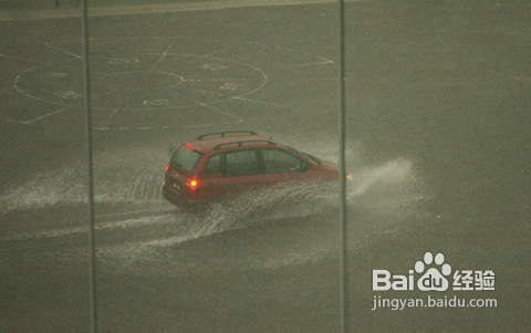 <b>汽车保养,遭遇暴雨如何除湿</b>