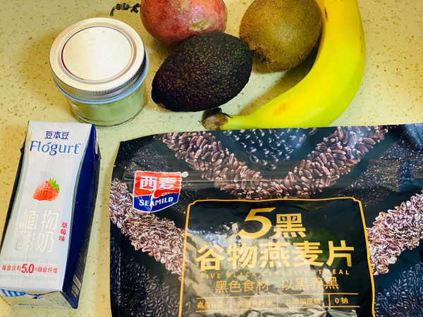 低碳减脂奇异果牛油果思慕雪