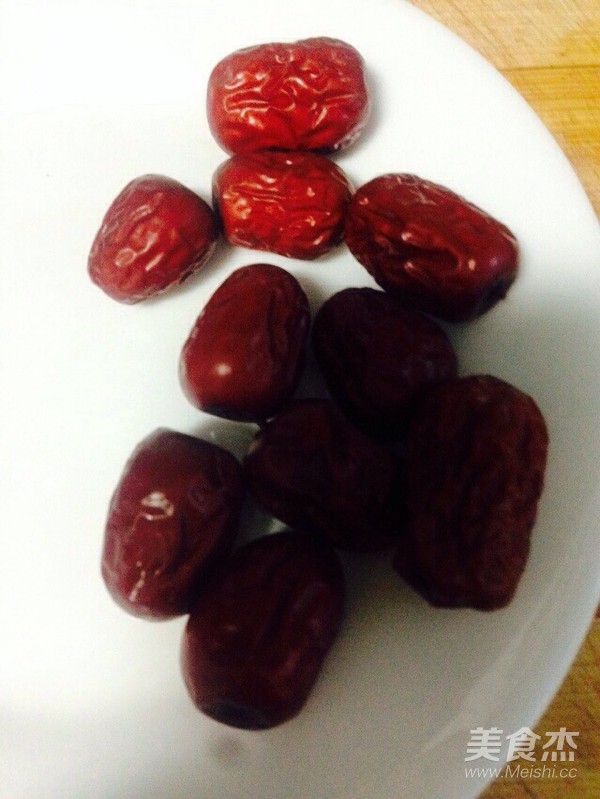 香蕉百合红枣银耳汤