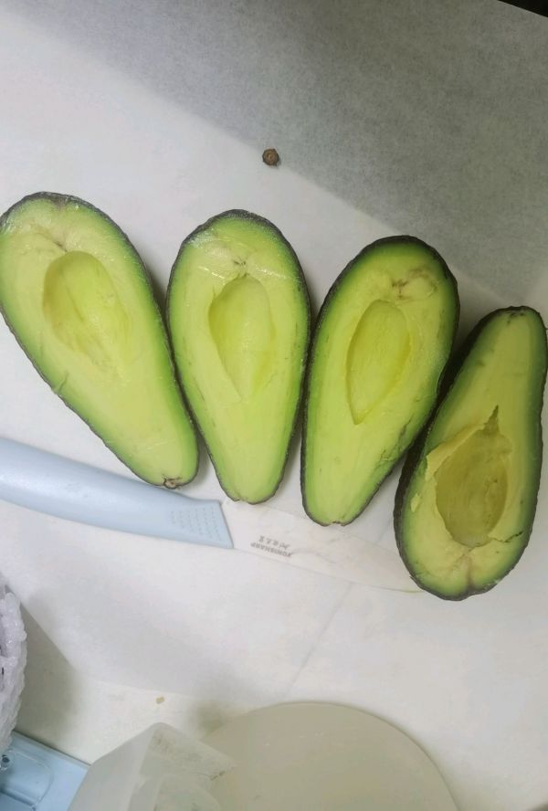 牛油果培根溏心蛋三明治