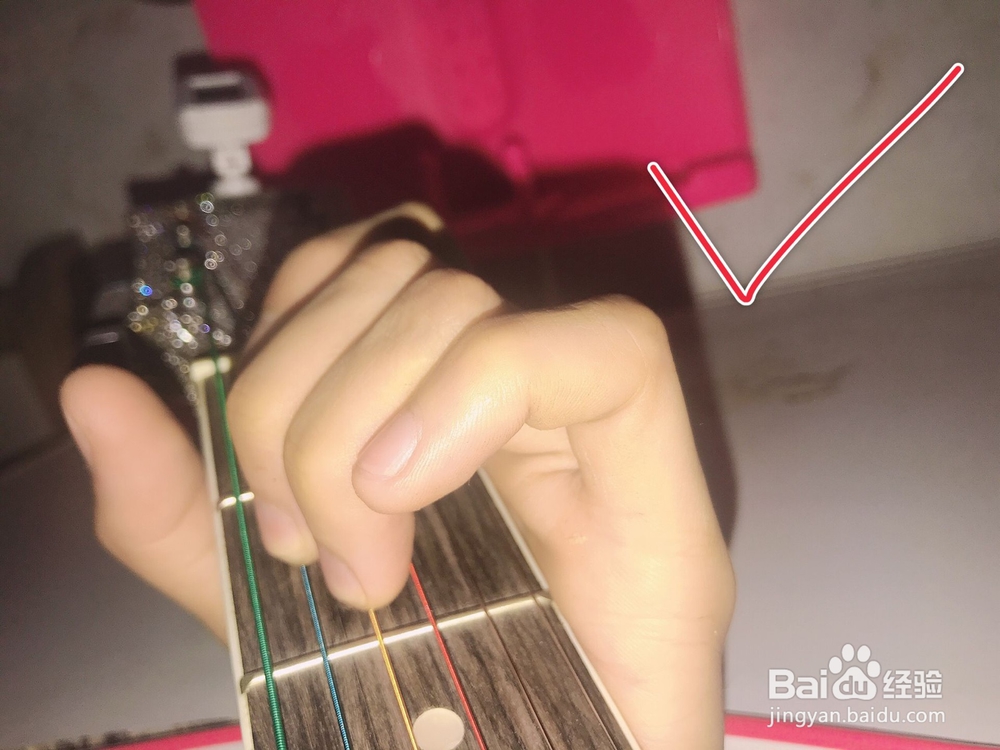 吉他按和弦老是碰到其他弦怎么办