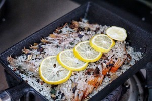 怎么做吮指盐烤虾？