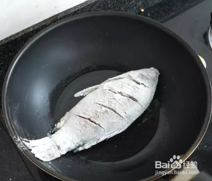 煎鱼不会破皮的一个小妙招？